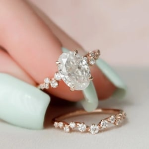 A unique wedding ring set made of 925 Silver with scattered diamonds, 2.5 carat oval engagement ring set, diamond bridal set for women