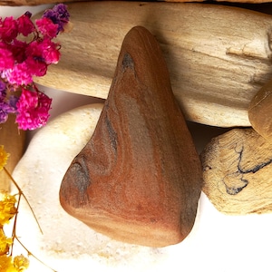 海の岩の破片: 独自の輝きを持つ天然の海の石。特別なアクセサリーのための自然の宝物。コレクションとギフト