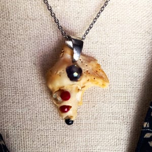 Ein exklusiver Genuss aus dem Meer: eine Pelikanfußkette, getragen vom Meer, mit facettierten Kristallen. Ein einzigartiges, handgefertigtes Schmuckstück.