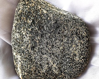 EXCLUSIVE PAPERWEIGHT: Fragment of AMPHIBOLITE rock. Ideal for dreamers who love minerals, rocks, and nature; a perfect and unique gift.