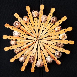 SOL DE MAR: Handgefertigter Thermosockel mit authentischen Pinzetten und Napfschneckengehäusen. Ideal zum Schutz Ihres Tisches oder als maritime Wanddekoration.