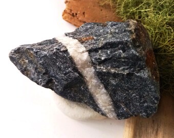 BLACK AND WHITE PAPERWEIGHT: Lucky stone collected on the beach, a unique paperweight due to its size and weight. Ideal for collectors.