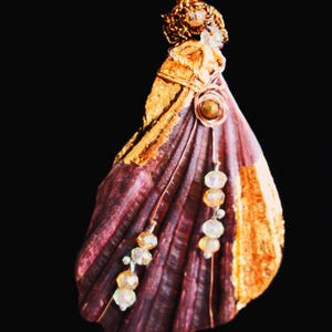 GIOIELLI ARTIGIANALI UNICI: Raffinata collana con pendente a conchiglia, realizzata a mano. Un regalo splendido, naturale ed elegante. Un pezzo unico di artigianato marino.