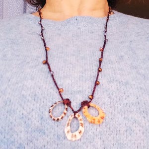 HANDGEFERTIGTE HALSKETTE: Gehäkelte Halskette mit facettierten Kristallen und drei Fragmenten einer Napfschnecke. Ein besonderes, elegantes und einzigartiges Geschenk.