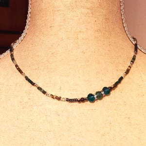BISUTERÍA HECHA a MANO: Gargantilla de mostacillas y cristales facetados con piezas separadoras. Regalo especial, el complemento perfecto.