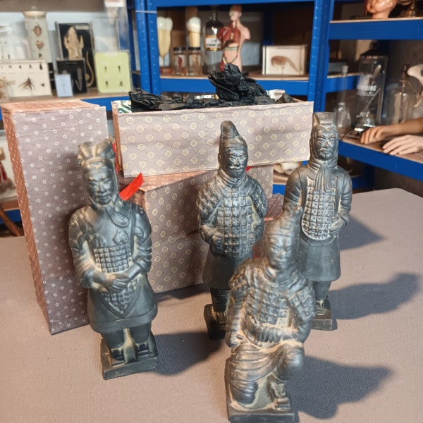 Un ensemble de 4 figurines de guerriers en terre cuite en céramique avec boîtes