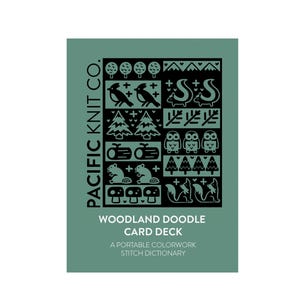 Peut inclure: Un jeu de cartes vert d'eau avec des illustrations noires d'animaux de la for&ecirc;t et d'arbres. Le texte "PACIFIC KNIT CO." est imprim&eacute; verticalement &agrave; gauche. La carte indique "WOODLAND DOODLE CARD DECK" et "A PORTABLE COLORWORK STITCH DICTIONARY."