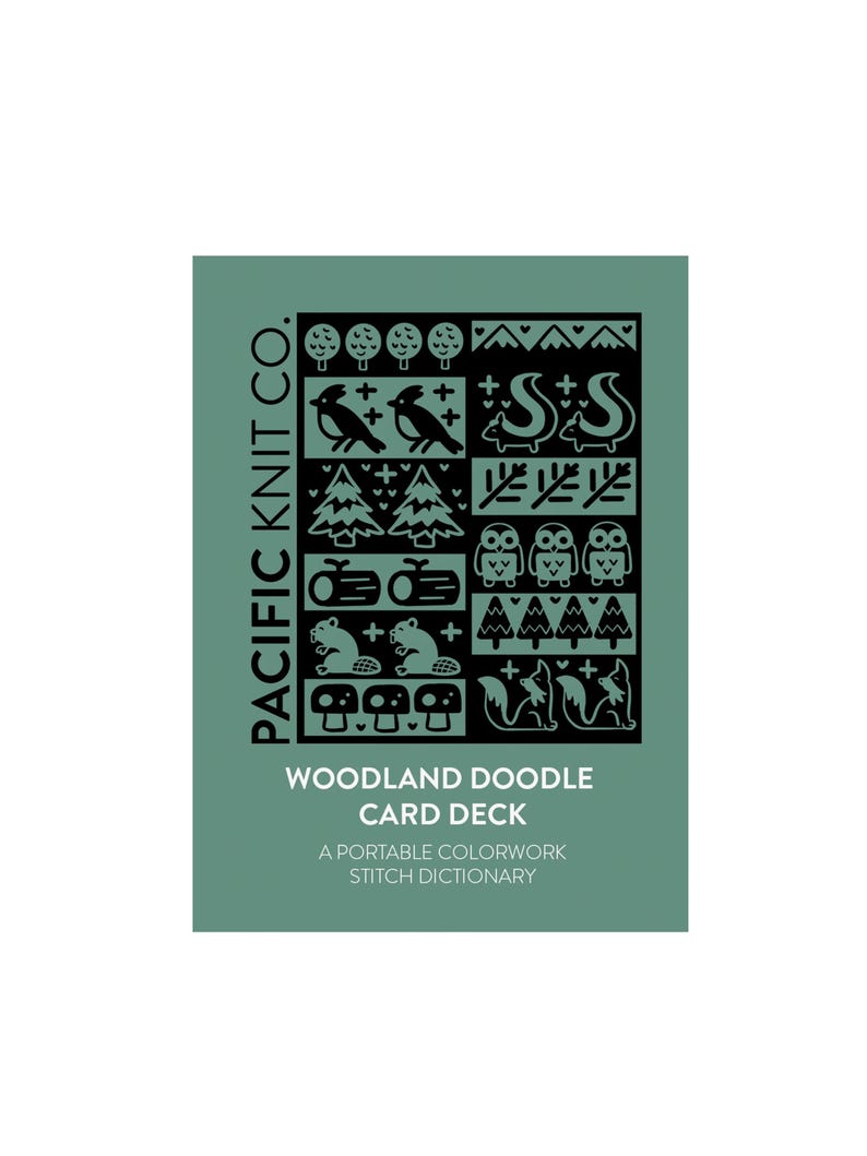 Peut inclure: Un jeu de cartes vert d'eau avec des illustrations noires d'animaux de la for&ecirc;t et d'arbres. Le texte "PACIFIC KNIT CO." est imprim&eacute; verticalement &agrave; gauche. La carte indique "WOODLAND DOODLE CARD DECK" et "A PORTABLE COLORWORK STITCH DICTIONARY."