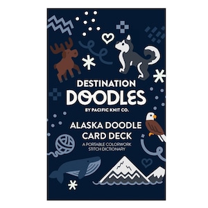 Könnte beinhalten: Ein marineblaues Kartenspiel mit dem Titel "Destination Doodles" und dem Text "Alaska Doodle Card Deck". Das Cover zeigt Illustrationen eines Elchs, eines Huskys, eines Wals, von Bergen und eines Adlers. Der Text lautet "A Portable Colorwork Stitch Dictionary."
