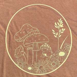 Mushroom frog t-shirt - Upcycled - Medium