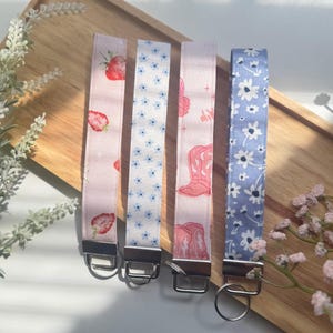 Llavero de pulsera con diseño floral, estilo occidental, fresa y plateado, llavero de pulsera de tela para ella, llavero de pulsera para coche nuevo.