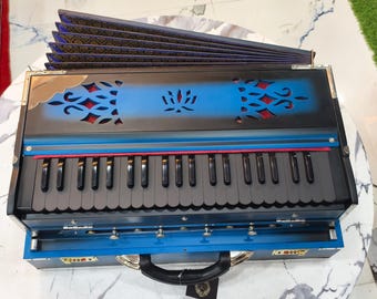 Harmônio profissional 2LINE / 3,5 oitavas, 42 palhetas / Acabamento fosco em dois tons de azul celeste e preto