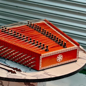 Stile SANTOOR/SANTUR Pt Shiv Kumar Sharma con custodia rigida