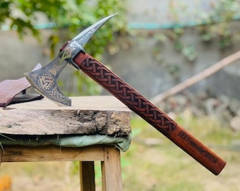 Handgemaakte Viking Tomahawk-bijl van koolstofstaal met gegraveerd handvat