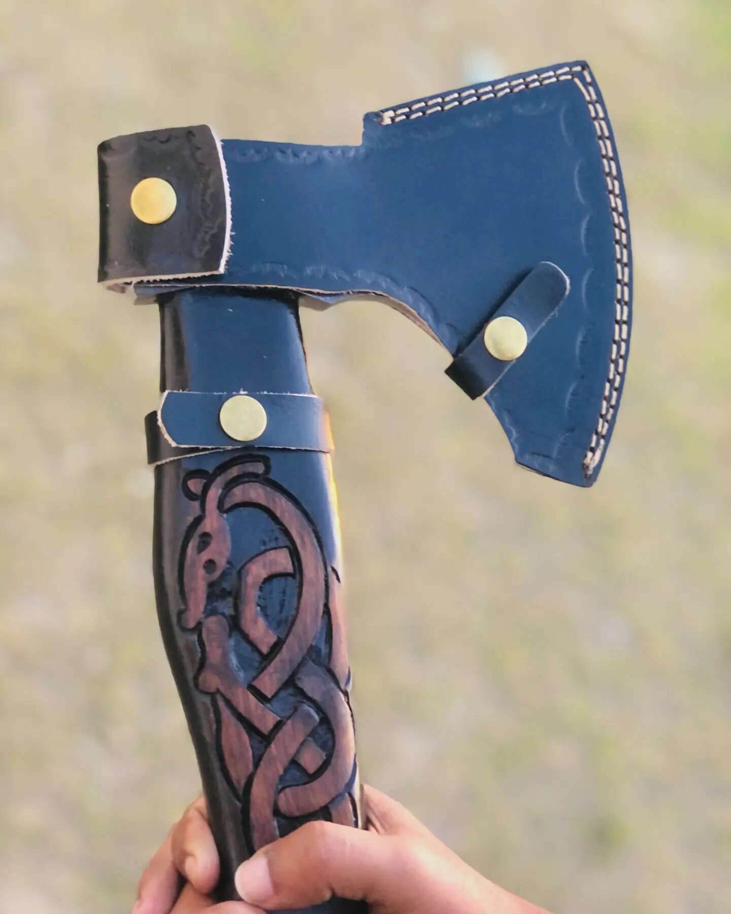 Hache Viking Artisanale Tatla – Lancer Ou Tonneaux – Manche Frêne – Acier Carbone – Étui Cuir