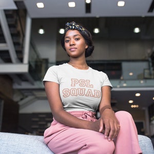 T-shirt de l’équipe PSL | Pumpkin Spice Latte Obsessed, Esthétique de l’ère confortable, tee-shirt amoureux d’automne, cadeau de base de chalet