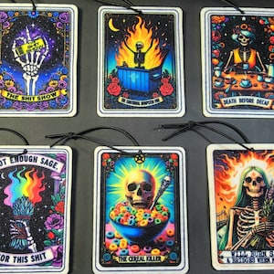 Puede incluir: Conjunto de diez etiquetas colgantes para coche con diseños coloridos, humorísticos y espeluznantes. Los diseños incluyen "The Shit Show", "Death Before Decaf", "Not Enough Sage, For This Shit", "The Cereal Killer", y "Will Burn Sage & Bridges When Needed".