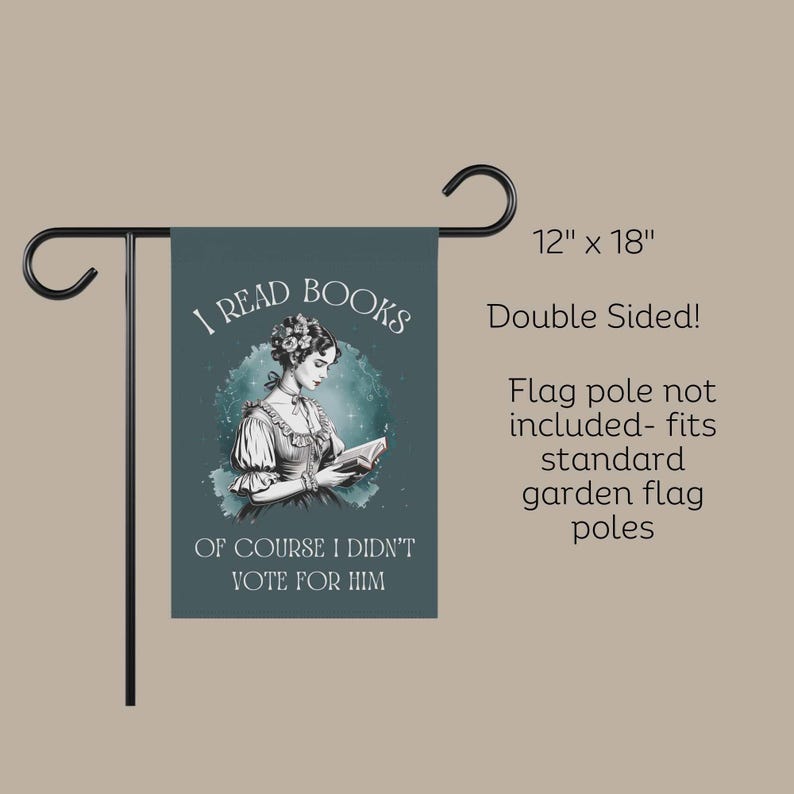 Puede incluir: Una bandera de jard&iacute;n azul verdoso con una ilustraci&oacute;n en blanco y negro de una mujer leyendo un libro. El texto en la bandera dice "I Read Books" y "Of Course I Didn't Vote For Him". La bandera mide 30,5 cent&iacute;metros por 45,7 cent&iacute;metros.