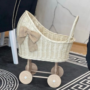 Witte rieten poppenwagen, poppenwagen, baby rieten kinderwagen, houten babypop koetsbuggy, babymeisje cadeau, poppenwagen, milieuvriendelijk