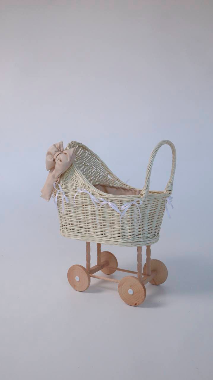 Poussette pour poupée - Landau en osier blanc-rose avec roues en bois Poussette pour poupée - Landau en osier blanc-rose avec roues en bois