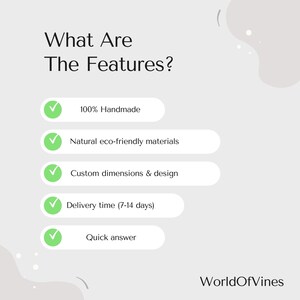 Puede incluir: Un gr&aacute;fico informativo gris claro con el texto What Are The Features? seguido de una lista de cinco puntos marcados con iconos de verificaci&oacute;n verdes: 100% Handmade, Natural eco-friendly materials, Custom dimensions & design, Delivery time (7-14 days) y Quick answer. El nombre de la marca WorldOfVines est&aacute; en la parte inferior.