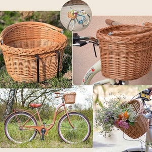 Può includere: Un cestino per bicicletta in vimini con finitura marrone. Il cestino è attaccato al manubrio di una bicicletta ed è pieno di fiori. Il cestino è anche mostrato su una bicicletta separata e su un supporto.