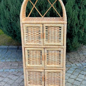 手作りの籐製収納キャビネット、引き出し付き、アーチ型の棚、ボヘミアン家具、ドレッサー、素朴な室内装飾、籐製棚、アーチ型の籐製本棚