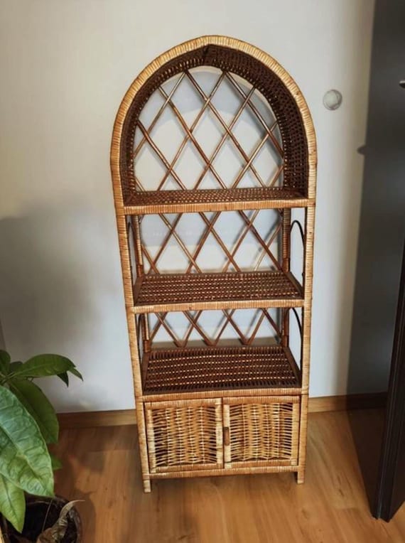 ラタン製収納キャビネット ブルーリボン付き 籐　ヴィンテージ、アンティーク 140 cm/55インチの籐アーチ型キャビネット、ラタン食器棚、素朴な本棚