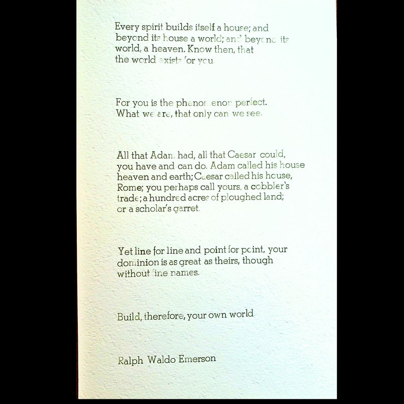 Pode incluir: Uma p&aacute;gina impressa com texto de Ralph Waldo Emerson. O texto est&aacute; em tinta preta sobre um fundo creme. A cita&ccedil;&atilde;o come&ccedil;a com "Cada esp&iacute;rito constr&oacute;i uma casa" e termina com "Construa, portanto, o seu pr&oacute;prio mundo".
