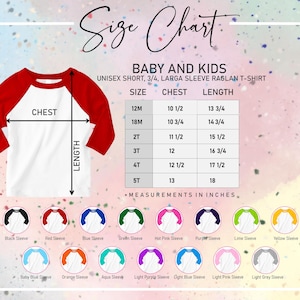 Puede incluir: Una camiseta ragl&aacute;n blanca y roja para beb&eacute;s y ni&ntilde;os. La imagen incluye una tabla de tallas con medidas de pecho y largo en pulgadas. La tabla enumera tallas de 12M a 5T. Se muestran varias opciones de color de manga, incluyendo negro, rojo y azul.