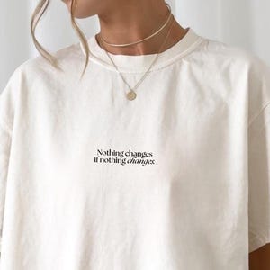 Camiseta bordada: Nada cambia si nada cambia, 100 % algodón, ideal para el bienestar: yoga, pilates, entrenamiento, gimnasio, descanso y motivación.