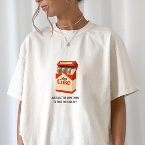 Gewoon iets om de rand van af te maken T-shirt, grappige cola light koelkastsigaretten, koelkastsigaret cola light, sarcastisch meme-shirt, cadeau colaliefhebber