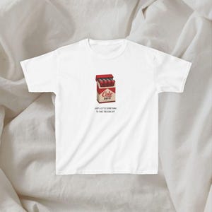 Coke Zero T-Shirt, Nur ein kleines Geschenk, lustige Diet Coke Kühlschrankziger, sarkastisches Mem Top, Geschenk für Cola-Liebhaber, Baby-T-Shirt Y2K