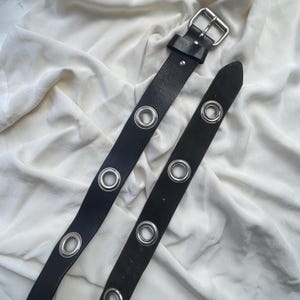 Vintage 1980s Black And Silver Western Leather Belt With Silver Hardware And Metal Rings Size Small - Ladies