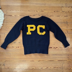 Suéter de punto de lana para equipo universitario de hockey Letterman de O’Shea Knitting Mills, años 40. Raro