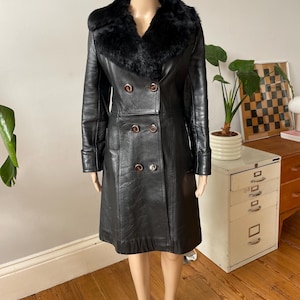Beautiful Vintage 1970s Ladies Black Leather Structured Double Breasted Trench Jacket With Coney Rabbit Fur Lapel Collar Size S