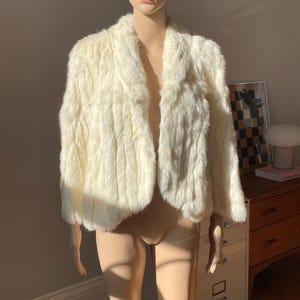 Elegant Vintage 1940s Ribbed Cream Off White Real Rabbit Coney Fur Art Deco Bolero Shrug Ladies Stole Cape Jacket With Arm Holes