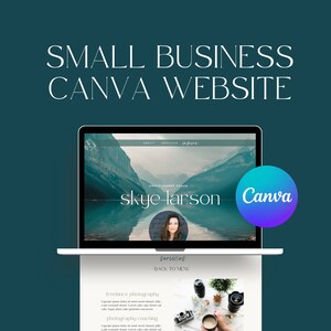 Puede incluir: Una pantalla de computadora portátil que muestra un sitio web creado con Canva. El sitio web es para un entrenador de fotografía llamado Skye Larson. El sitio web presenta una imagen de fondo de paisaje de montaña, una foto del entrenador y una lista de los servicios ofrecidos, que incluyen fotografía independiente y entrenamiento de fotografía.