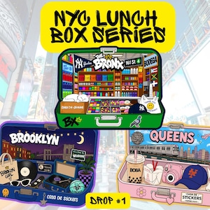 Puede incluir: Tres pegatinas ilustradas de fiambreras con temas de Nueva York. La caja verde superior muestra el interior de una tienda del Bronx. La caja morada inferior izquierda representa Brooklyn con un tocadiscos y un bolso. La caja rosa inferior derecha muestra Queens.