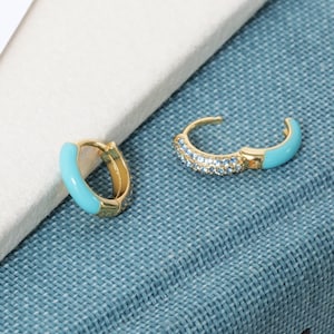 Pendientes de aro Huggie reversibles de esmalte azul dorado / Pendientes de aro Huggie reversibles de esmalte azul chapado en oro de 18K / Huggies reversibles