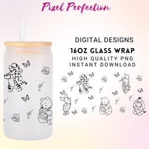 以下が含まれることがあります： 竹製の蓋とストローが付いた、白い473mlのガラス製のタンブラー。タンブラーには、くまのプーさんとティガーのキャラクター、ハチミツの壺、蝶が描かれた白黒のデザインが施されています。テキスト「DIGITAL DESIGNS 16OZ GLASS WRAP HIGH QUALITY PNG INSTANT DOWNLOAD」は白い背景に印刷されています。