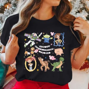 Puede incluir: Camiseta negra con un gr&aacute;fico colorido de personajes de Toy Story, incluyendo a Buzz Lightyear y Woody. Tambi&eacute;n se muestra el texto "You've Got a Friend in Me". Un dise&ntilde;o divertido y colorido.