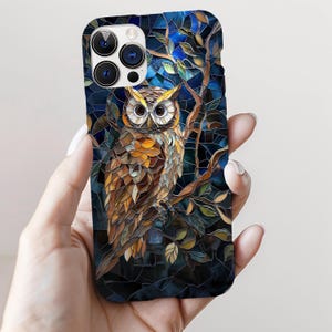 Capa de telefone com coruja de madeira de vitral, design de cottagecore de conto de fadas, presente para observador de pássaros da natureza, Galaxy S24 23 22, iPhone 15 14 13