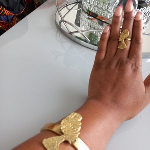 De beaux bracelets bien travaillés. Inspiré par l'héritage et les origines africaines.