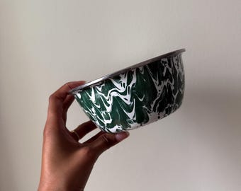 ヴィンテージ風グリーン＆ホワイトのスプラッターエナメルボウル｜マーブル模様のグラニットウェアミキシングボウル｜ファームハウススタイルのキッチンインテリア