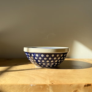 Década de 1990 | Tigela Boleslawiec | Tigela de cerâmica vintage polonesa em estilo grés | Padrão de bolinhas azuis cobalto