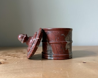 Caja para joyas de mármol rojo