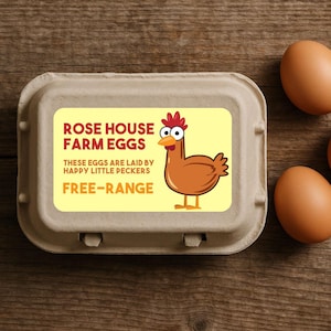 以下が含まれることがあります： 「Rose House Farm Eggs」と書かれたラベルが付いた卵のカートン。ラベルには漫画の鶏と「These eggs are laid by happy little peckers」と「Free-Range」という文字が描かれています。