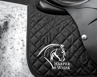 Tapis de selle PB CSO personnalisable avec nom prénom brodé et inséré dans le logo cheval