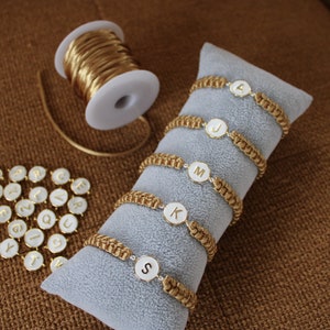 Pulsera con iniciales, pulsera de cordón satinado